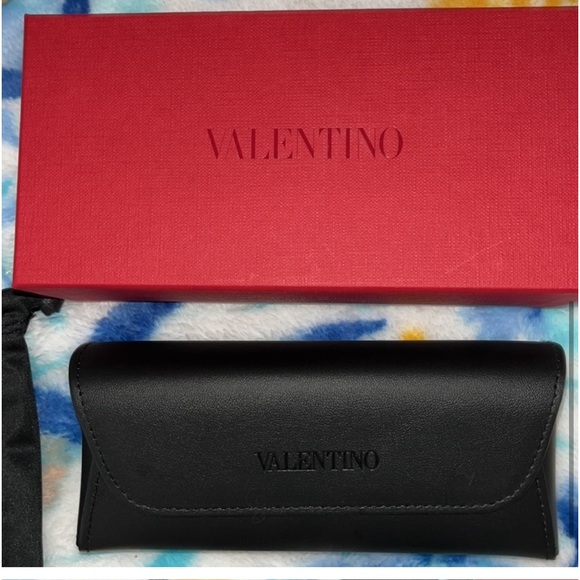 Valentino crossbody bag and sunglasses. - Picture 8 of 10